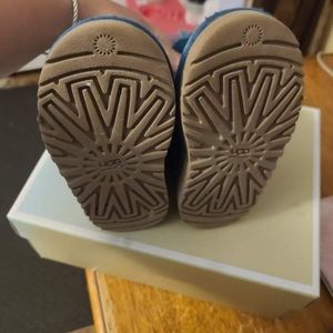 Girls ugg boots size 7